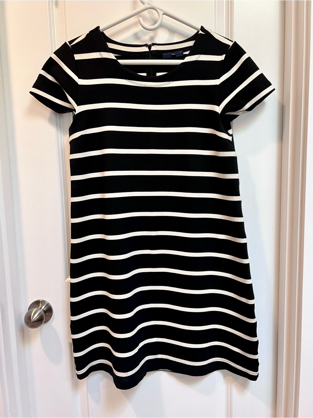 Gap Black/White Striped Knit Shift Dress Short Sleeve Back Zip Size 4 Stretchy